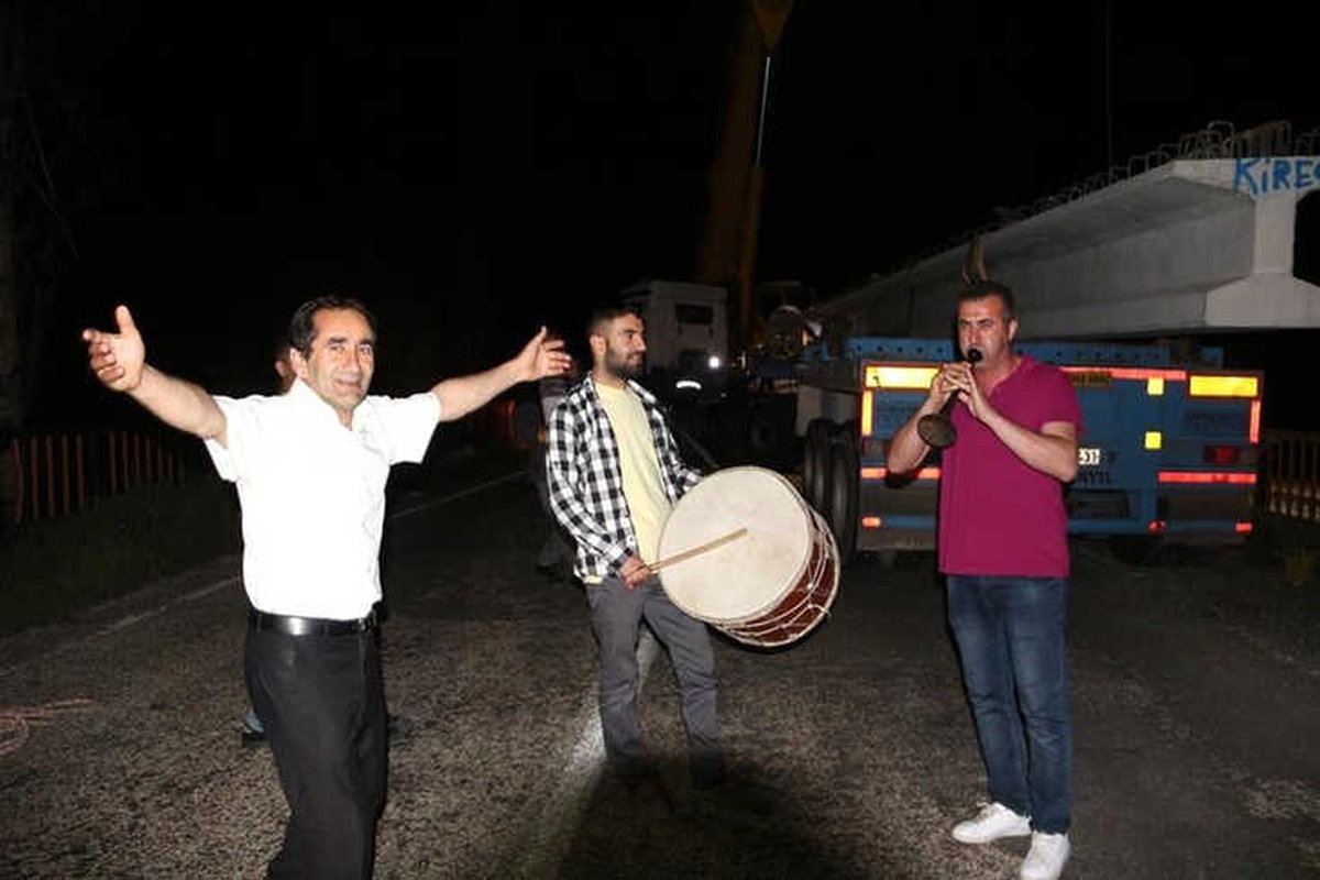 İşçilere Gece Yarısı Davul Zurnalı Moral Desteği