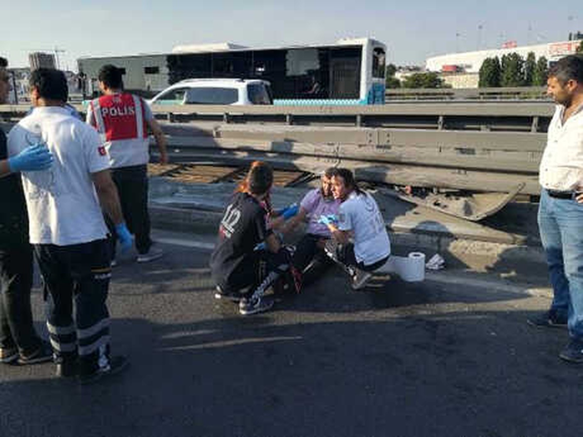 İtfaiyenin Yol Vermeyen Minibüs Sürücüsüne Tepkisi: Aferin Minibüs