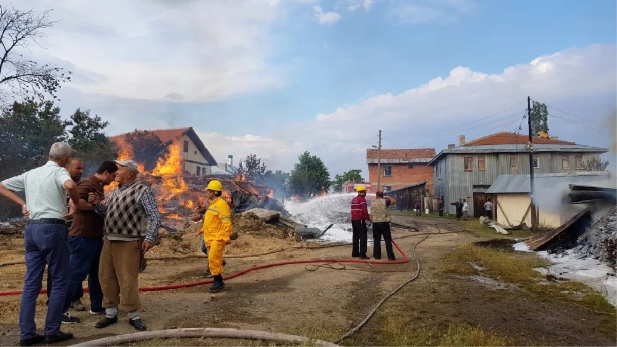 Kastamonu\'da Halen Devam Eden Yangında 6 Ev Yandı