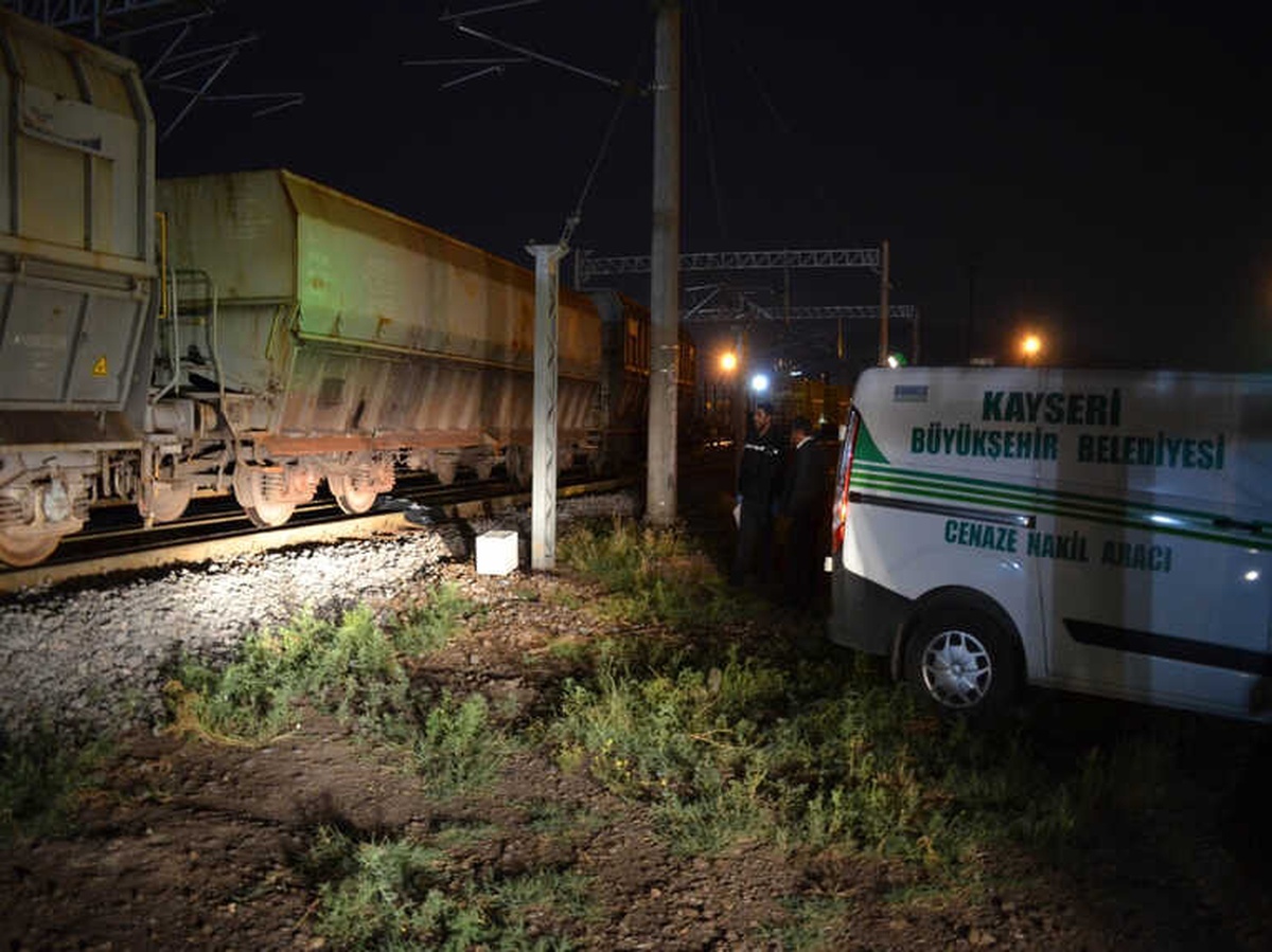 Kayseri\'de Tren İşçilere Çarptı: 1 Ölü 1 Yaralı