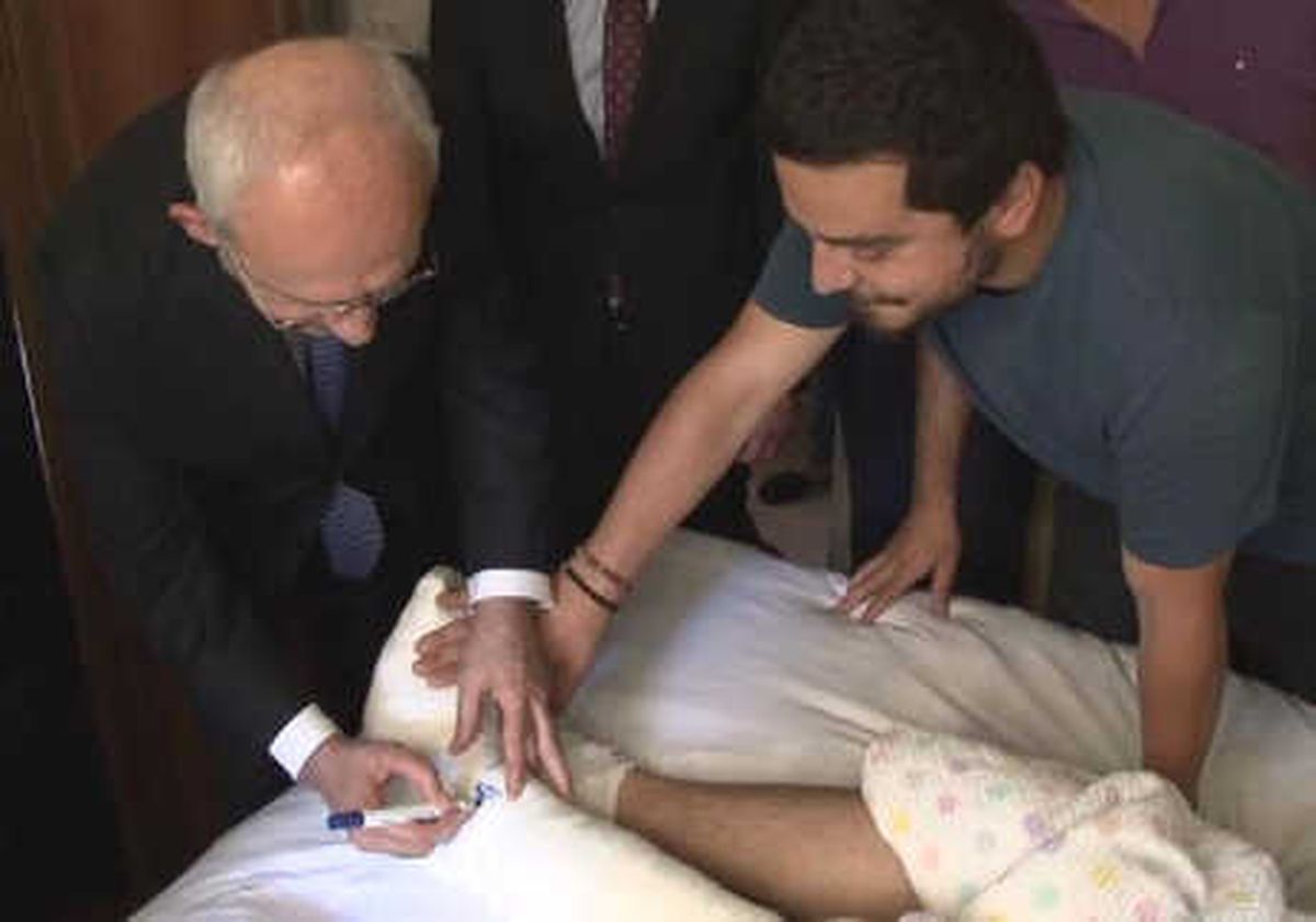 Kılıçdaroğlu\'ndan Bayrak Asarken Düşüp Yaralanan Gence Geçmiş Olsun Ziyareti