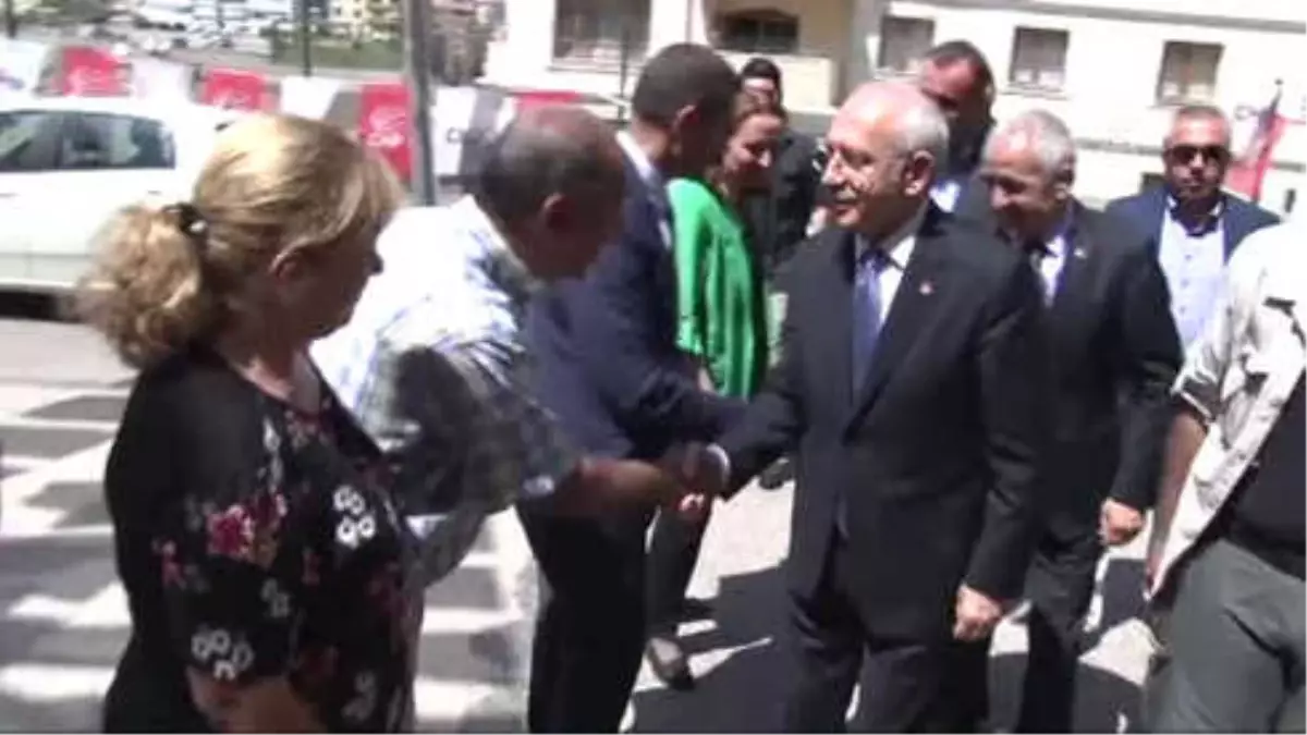 Kılıçdaroğlu\'ndan Parti Bayraklarını Asarken Yaralanan CHP\'li Gence Ziyaret