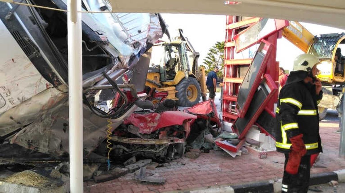 KKTC\'de Kum Yüklü Tır Devrildi: 2 Ölü