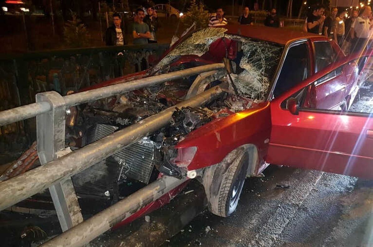 Köprü Bariyeri Otomobile Ok Gibi Saplandı: 2 Yaralı