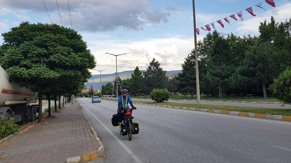 Kutsal Topraklara Ulaşabilmek İçin Malezya\'dan Bisikletle Yola Çıktı