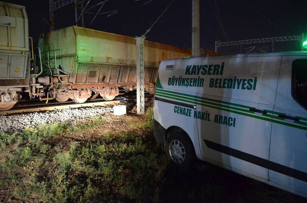 Manevra Yapan Tren İşçilere Çarptı: 1 Ölü, 1 Yaralı