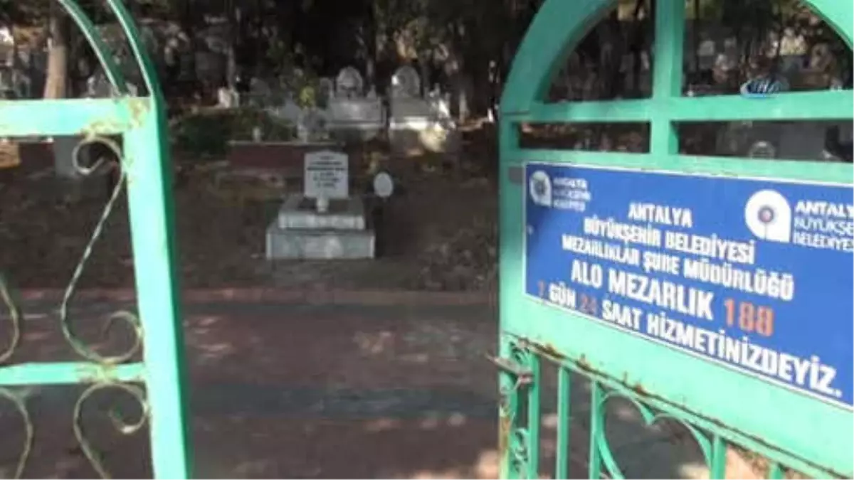 Mezar Taşını Söküp Yanına "Bu İş Bitmedi" Yazılı Tabela Diktiler