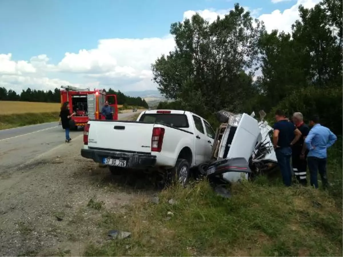 Otomobil ile Kamyonet Çarpıştı: 1 Ölü,1 Yaralı