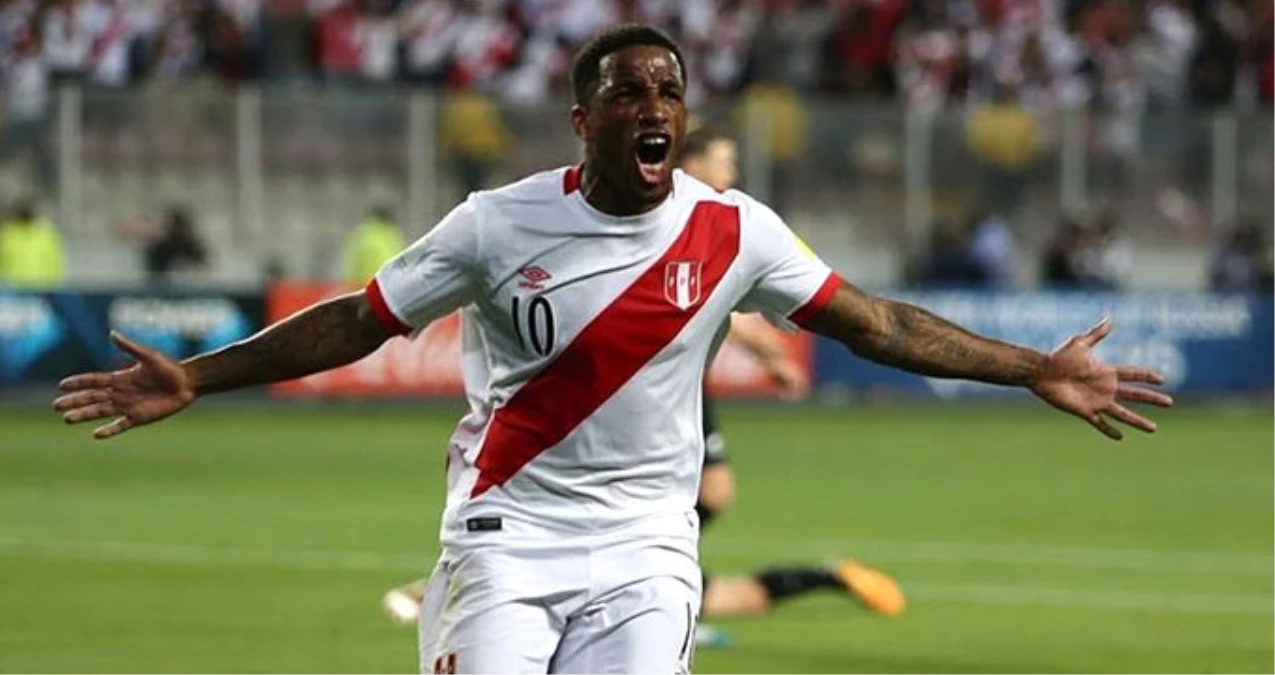 Peru\'nun Yıldız Futbolcusu Jefferson Farfan Hastaneye Kaldırıldı