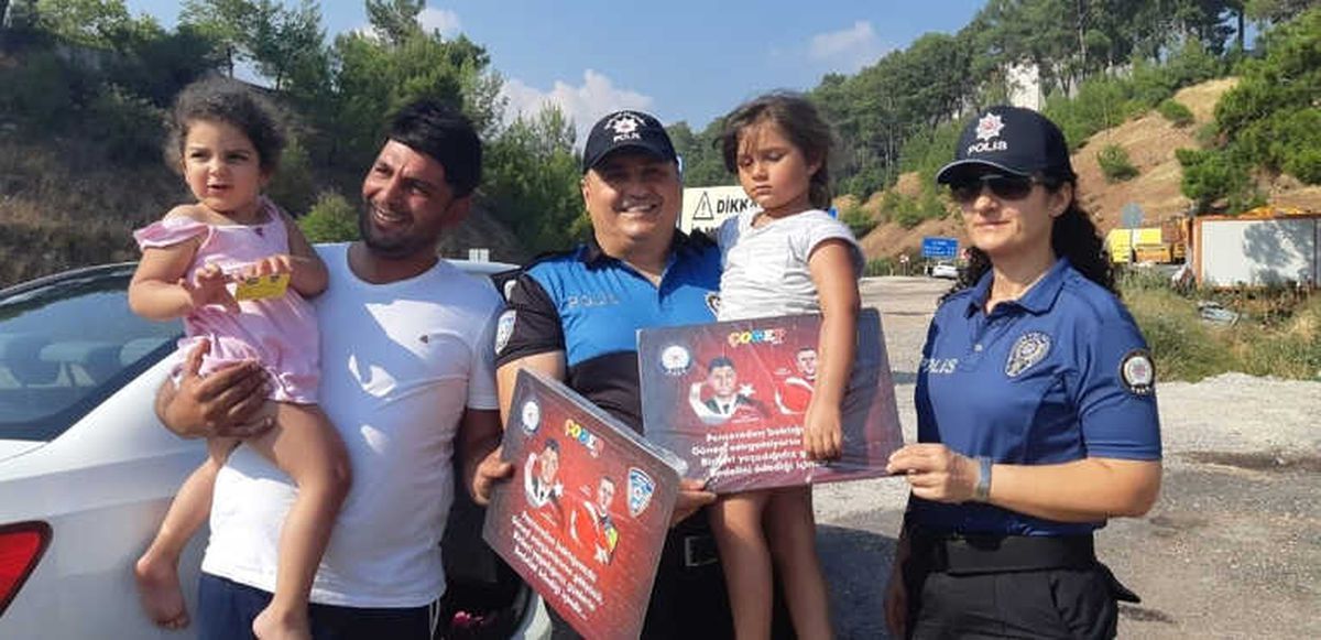 Polis Yol Denetimlerinde Çocuklara Hediye Veriyor