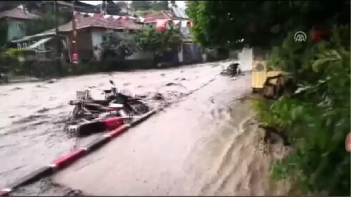 Sağanak ve Sel Hasara Yol Açtı