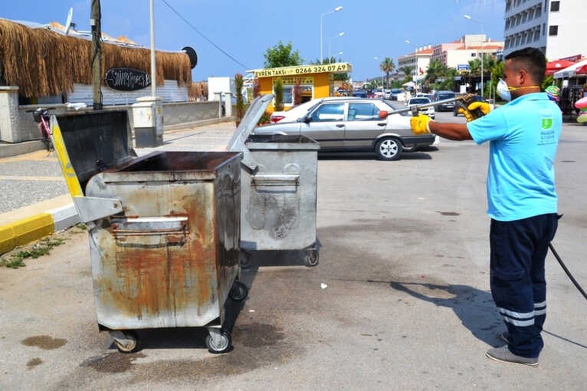 Sarımsaklı\'da Çöp Konteynırlarına Balıkesir Büyükşehir Belediyesi\'nden İlaçlama