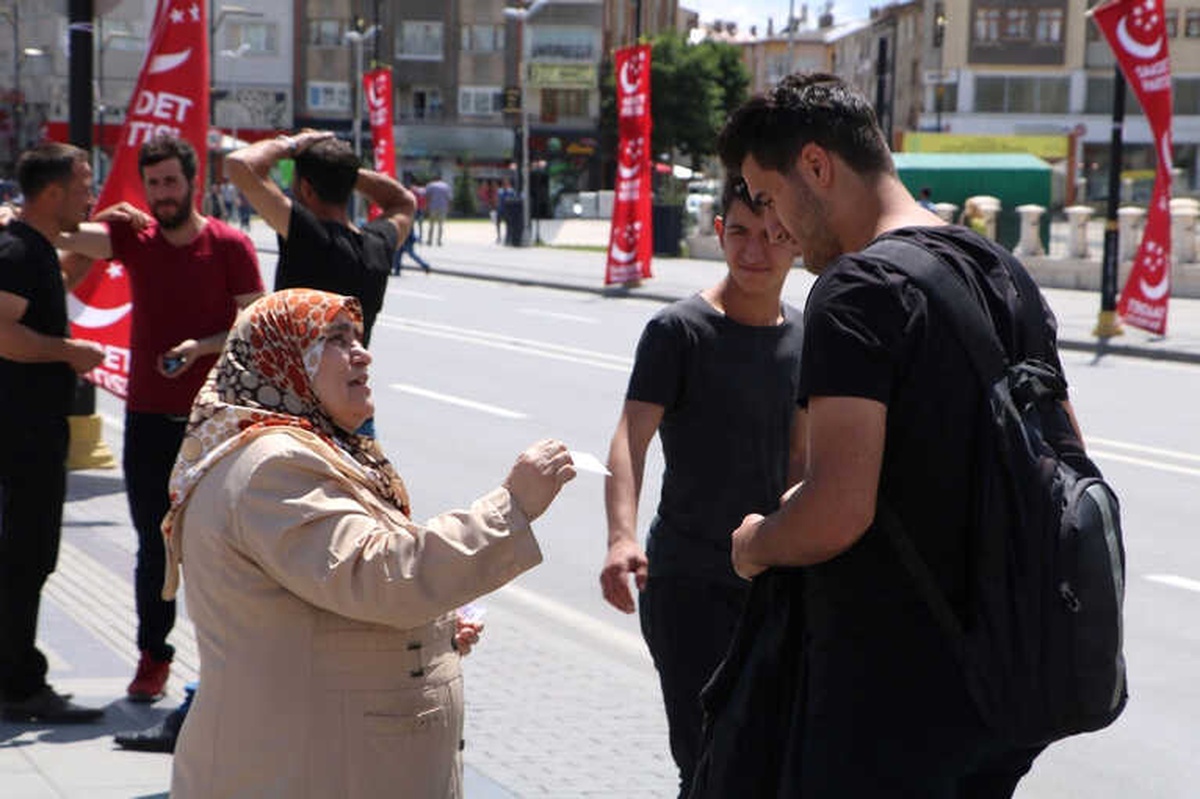 Sokak Sokak Gezip Oğluna \'Takipçi\' Topluyor