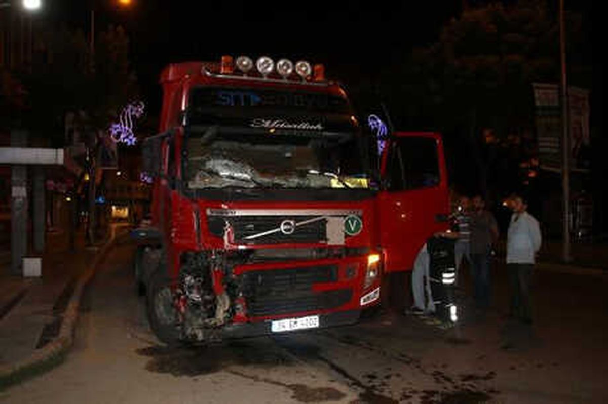 Sürücüsü Alkollü Tır, 4 Araca Çarptı