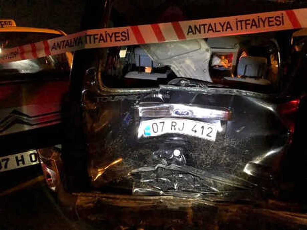 Tır, Kırmızı Işıkta Bekleyen Araçlara Çarptı: 6 Yaralı