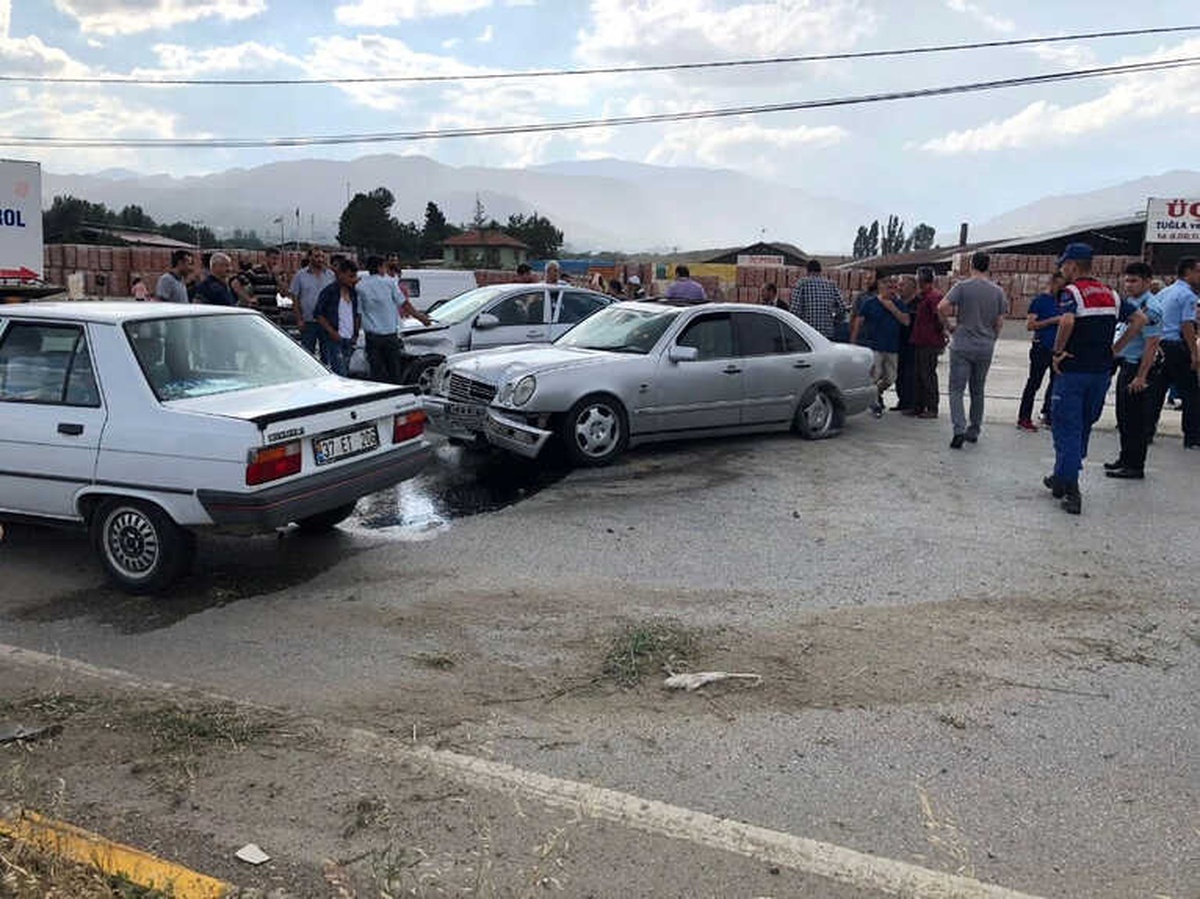 Tosya\'da İki Otomobil Kafa Kafaya Çarpıştı
