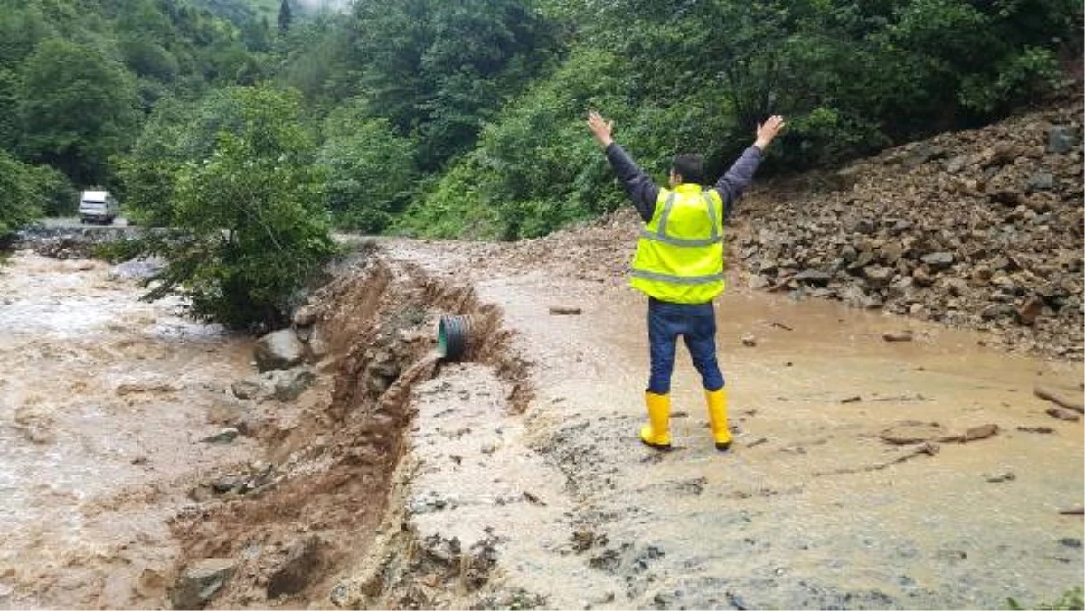 Trabzon\'da Sel Suları, Beton Pompası ile Kamyonu Dereye Böyle Sürükledi (2)