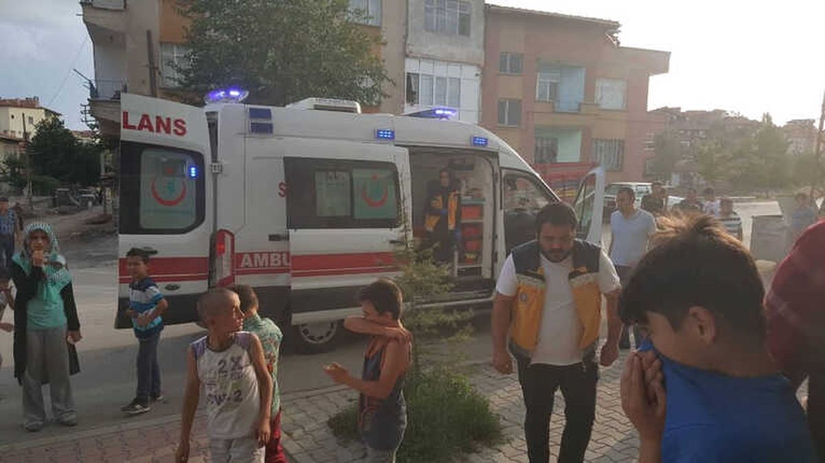 Yangında Evinde Mahsur Kalan Vatandaşı İtfaiye Ekipleri Kurtardı