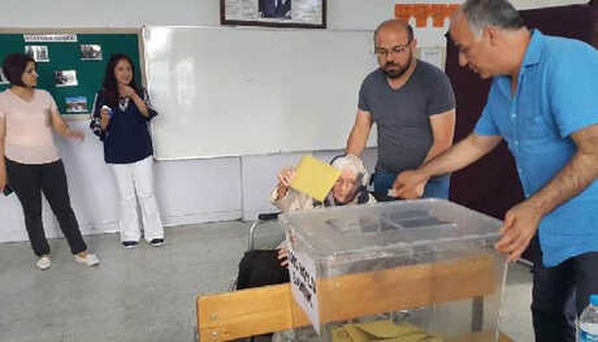 104 Yaşında Tekerlekli Sandalyeyle Sandık Başına Gitti