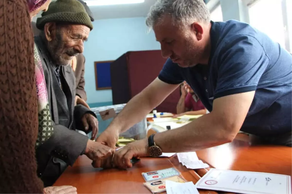 109 Yaşındaki Ahmet Dede Oyunu Kullandı