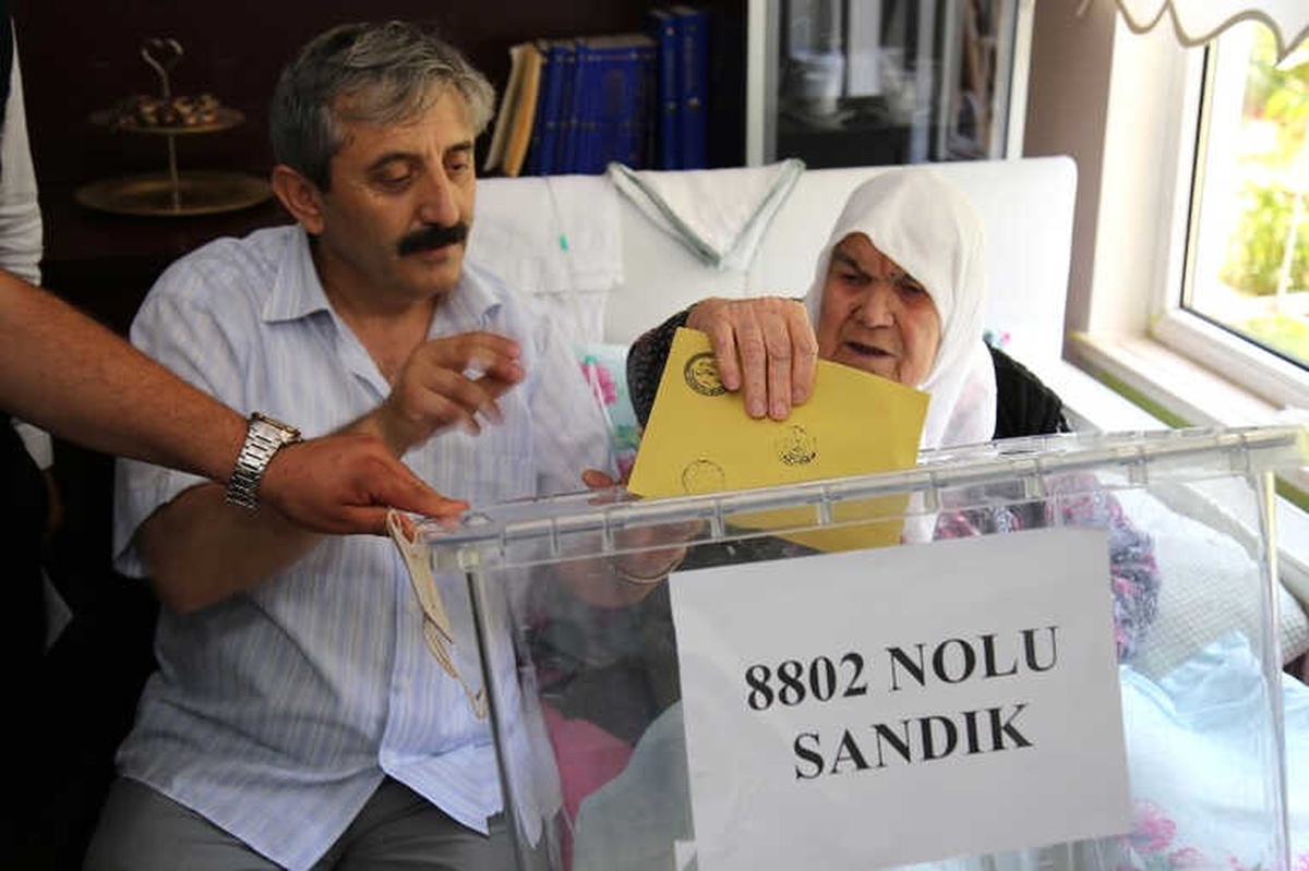 91 Yaşındaki Zeynep ve Fatma Nine Seyyar Sandıkta Oy Kullandı