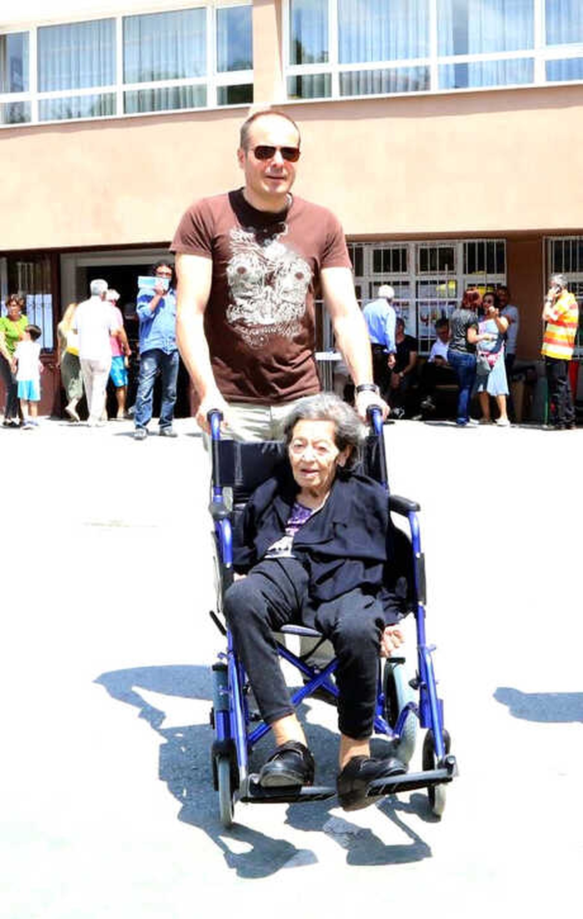 92 Yaşında Tekerlekli Sandalye ile Oy Kullandı, Ambulansla Geldi Oy Kullanamadı