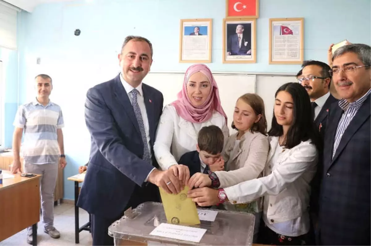 Adalet Bakanı Gül Oyunu Kullandı