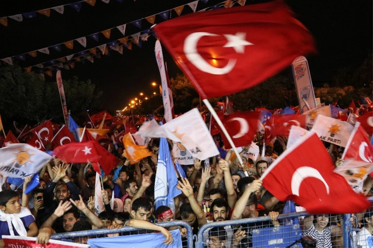 Adana\'da Davullu Zurnalı Seçim Kutlaması