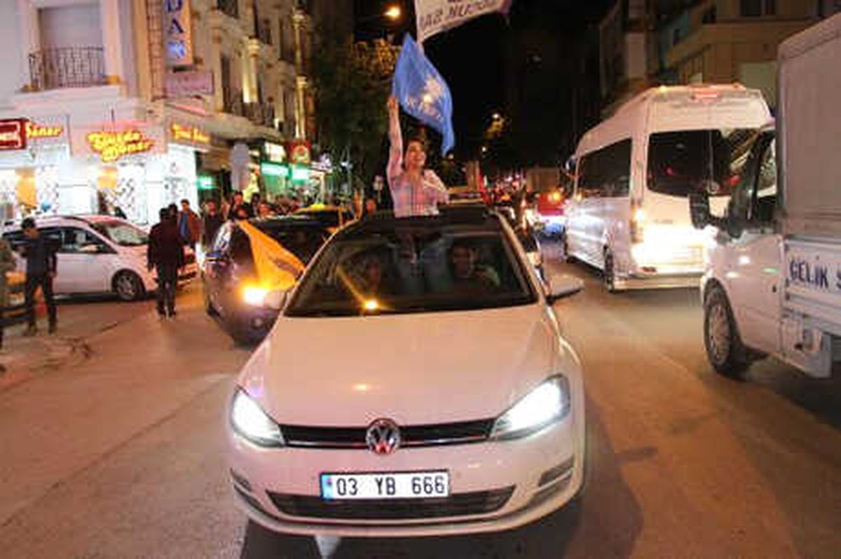 Afyonkarahisar\'da Seçim Kutlaması