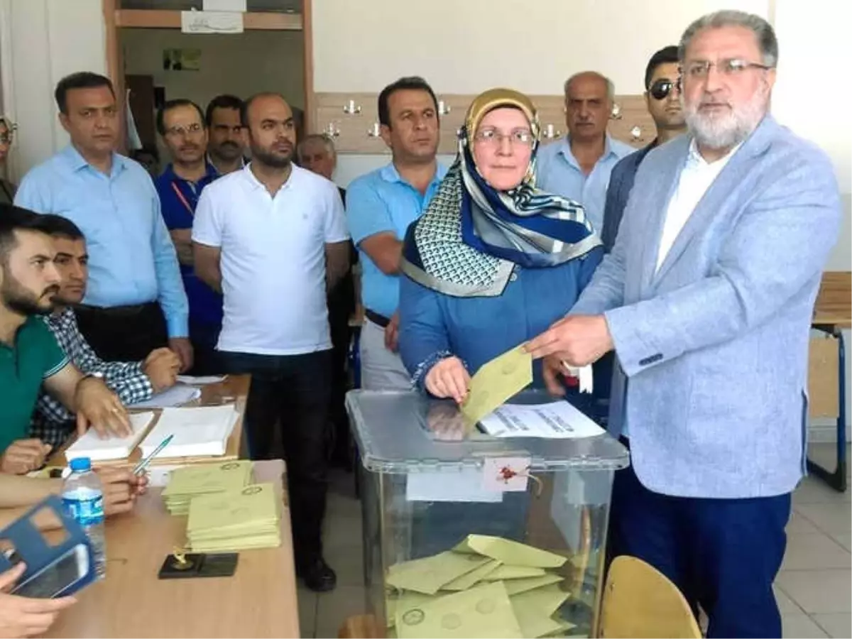 AK Parti 1. Sıra Van Milletvekili Adayı Gülaçar Oyunu Kullandı