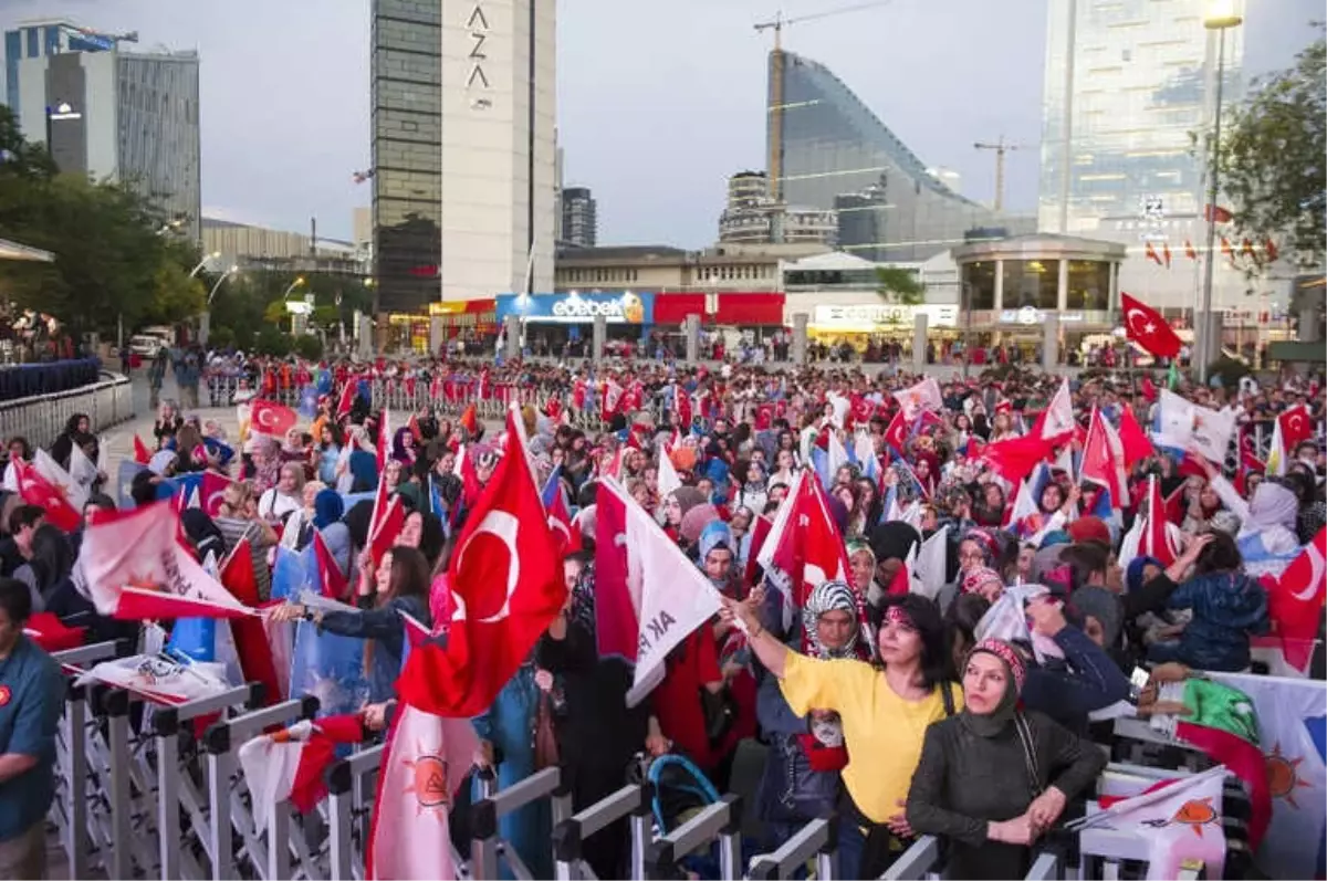 AK Parti Genel Merkezi Önünde Partililer Kutlamalara Hazırlanıyor