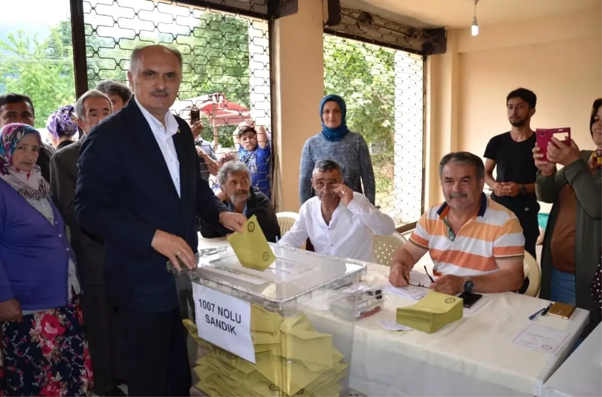 AK Parti Giresun Milletvekilleri Cemal Öztürk ve Sabri Öztürk Oylarını Kullandı