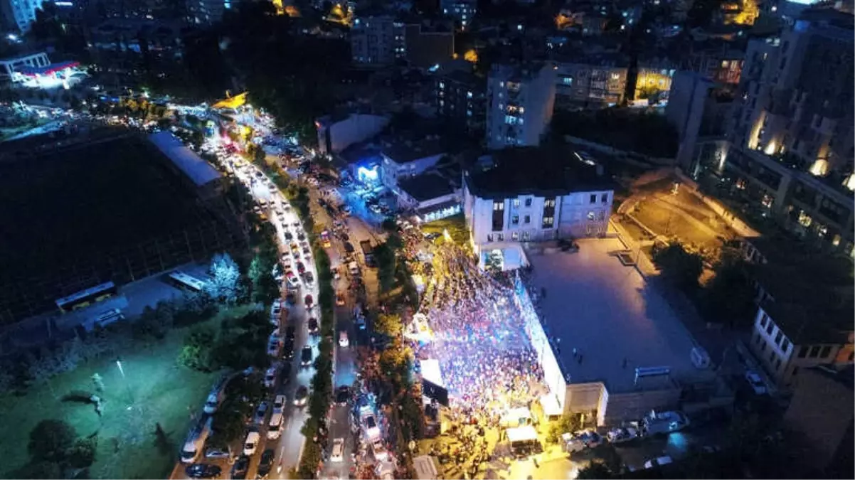 AK Parti İstanbul İl Başkanlığı Önünde Coşkulu Kalabalık