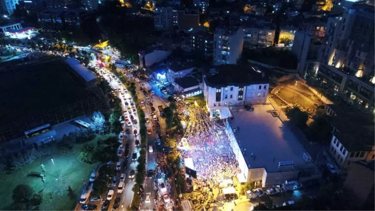 AK Parti İstanbul İl Başkanlığı Önündeki Kalabalık Havadan Görüntülendi