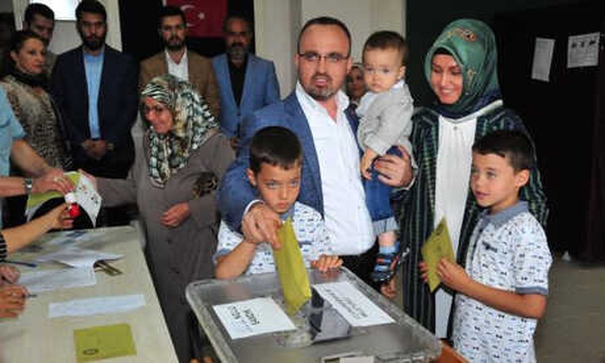 AK Parti\'li Turan, Memleketi Çanakkale\'de Oy Kullandı