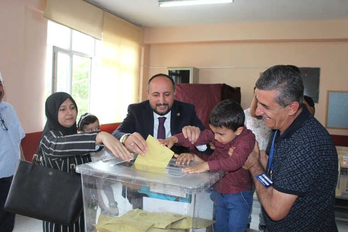 AK Parti Milletvekili Adayı Karayel, Oyunu Ailesiyle Birlikte Kullandı