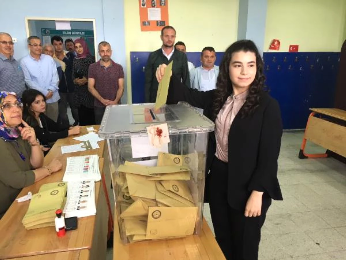 AK Parti\'nin En Genç Milletvekili Adayı Oyunu Kullandı