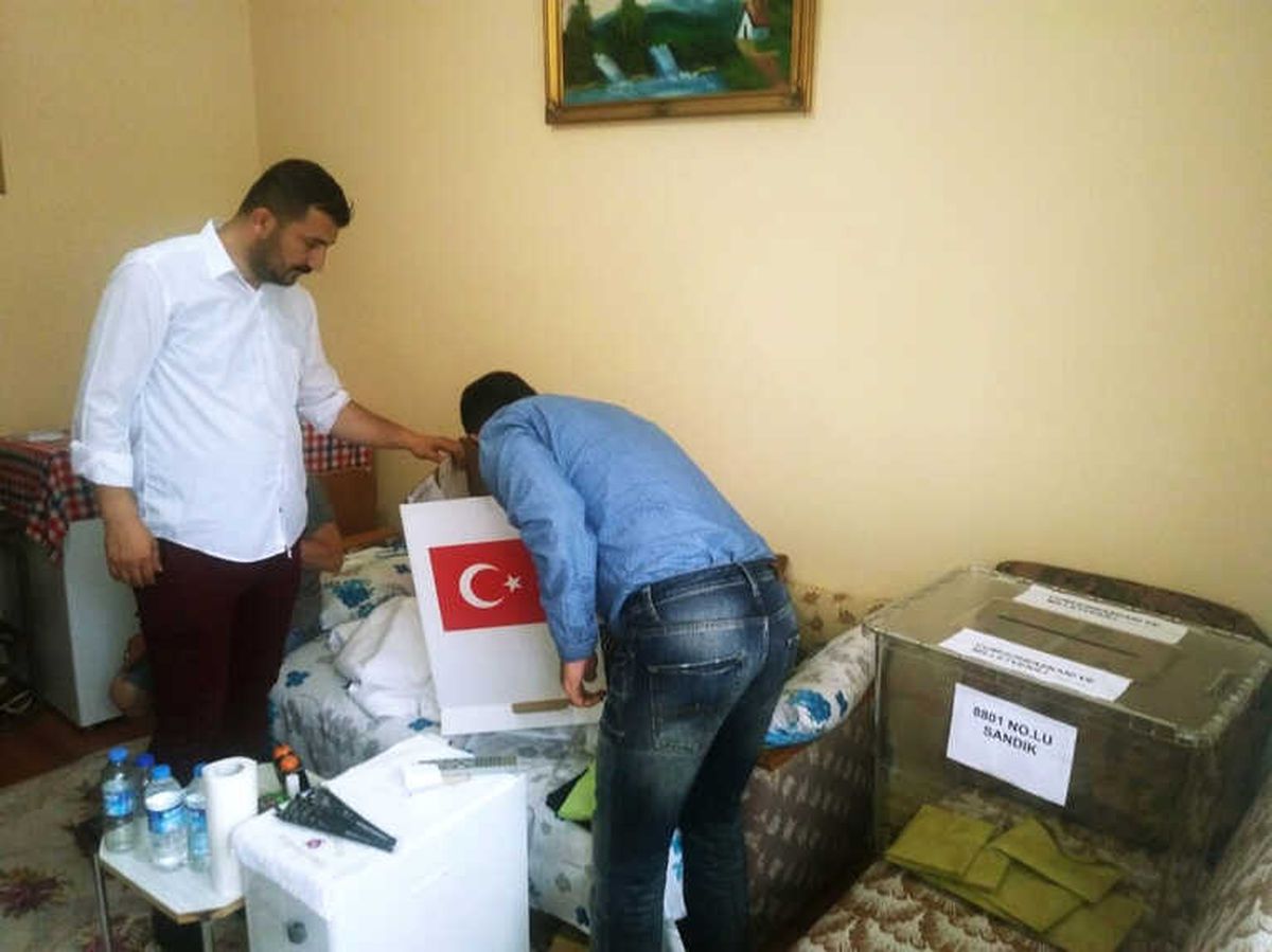 Alaplı\'da 5 Engelli ve Hasta Seyyar Sandıkla Evinde Oy Kullandı