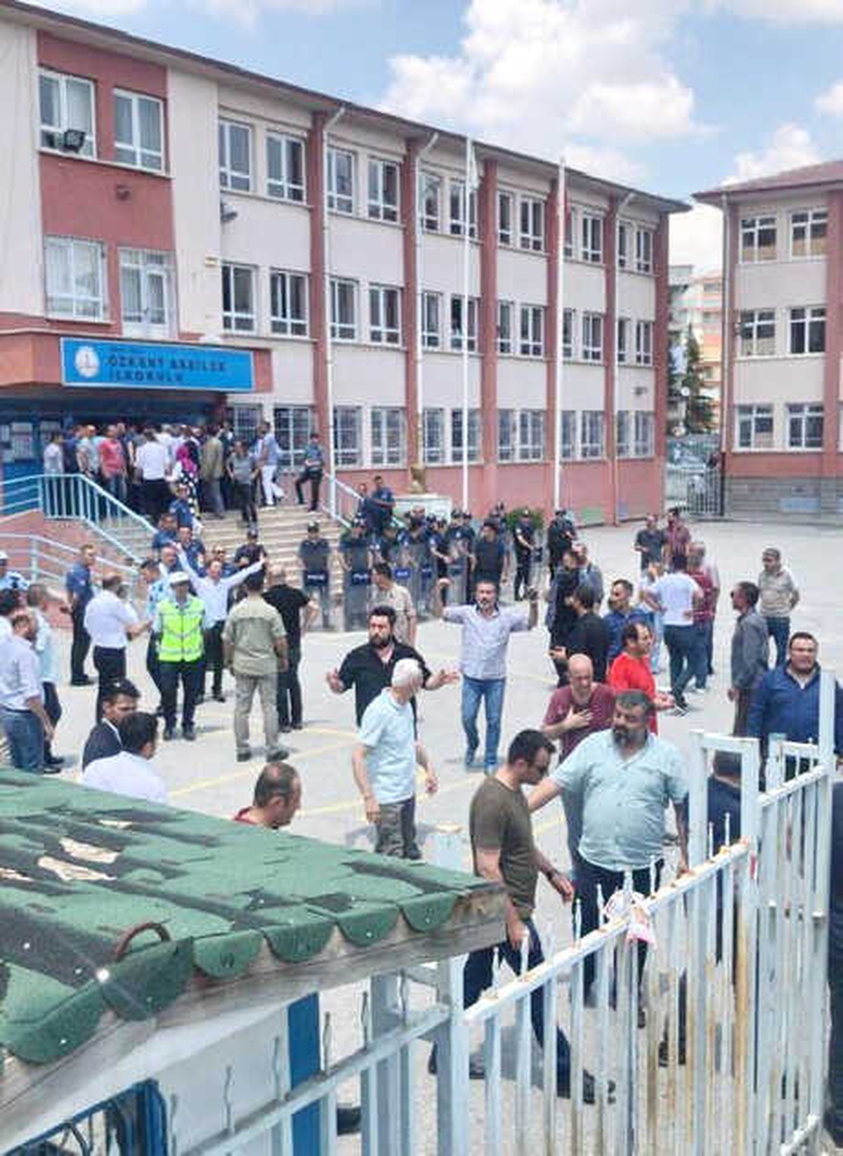 Ankara\'da Sandık Görevlileri ile Müşahitler Arasında Tartışma