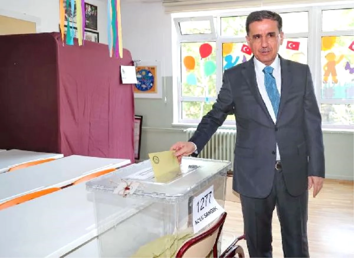 Ankara Valisi Ercan Topaca, Oy Kullandı