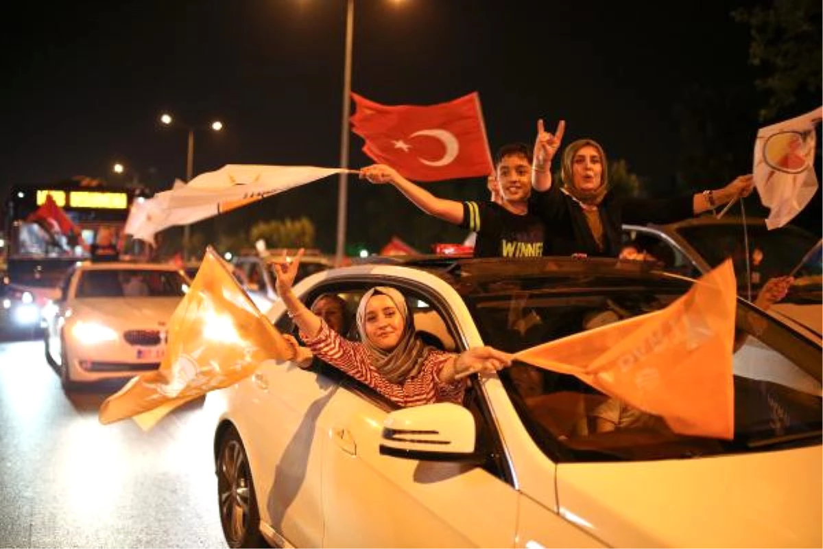 Antalya\'da Coşkulu Seçim Sonucu Kutlaması