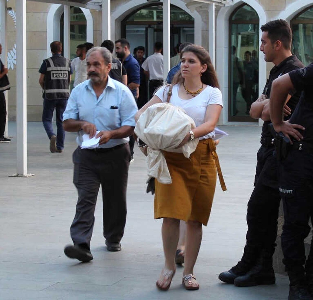 Antalya\'da Oy Torbaları Adliyeye Getiriliyor