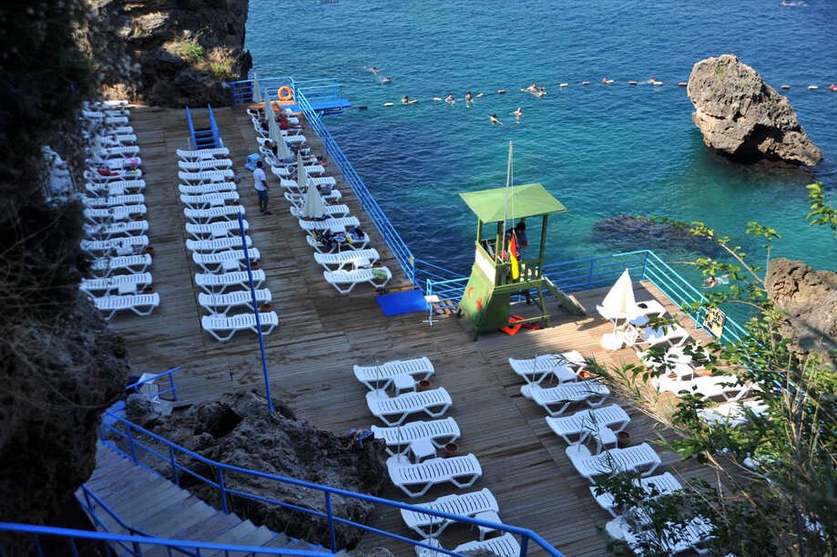 Antalya\'da Seçim Nedeniyle Sahiller Boş Kaldı