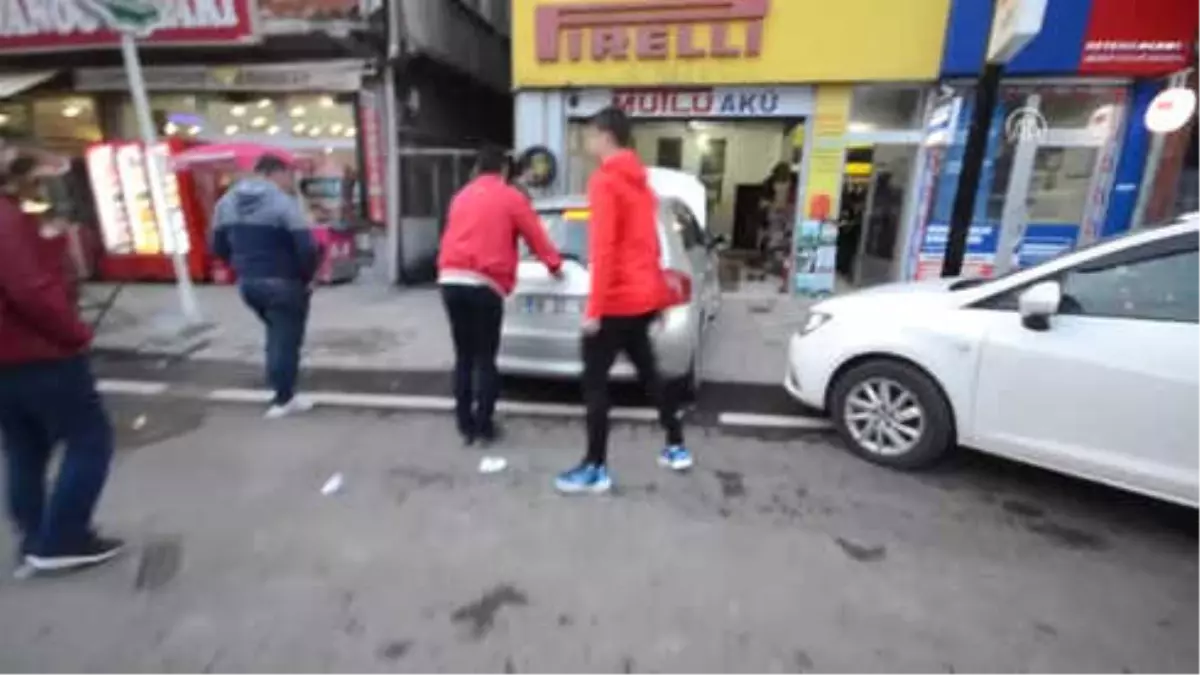 Arabanın Motor Kısmına Giren Yavru Kedi Kurtarıldı