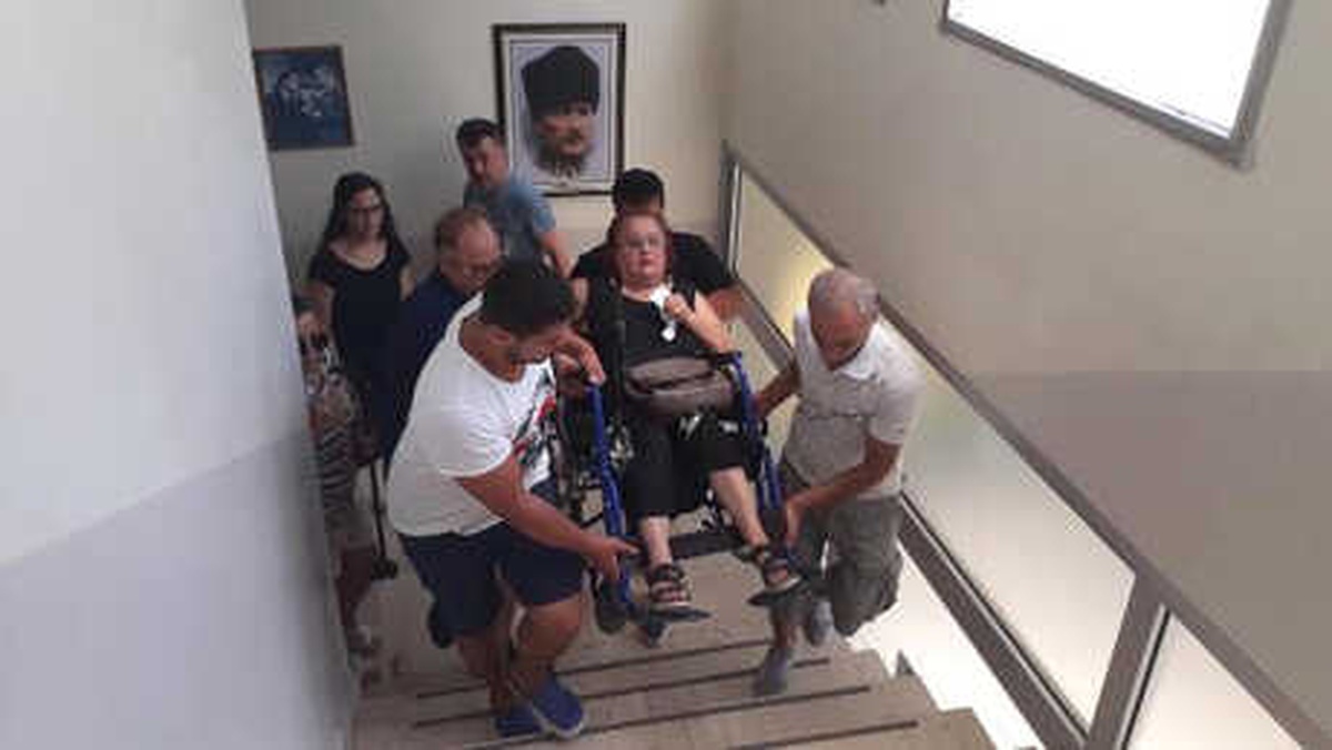 Asansör Bozulunca Oy Kullanacakları Katlara Sandalyeyle Taşındılar