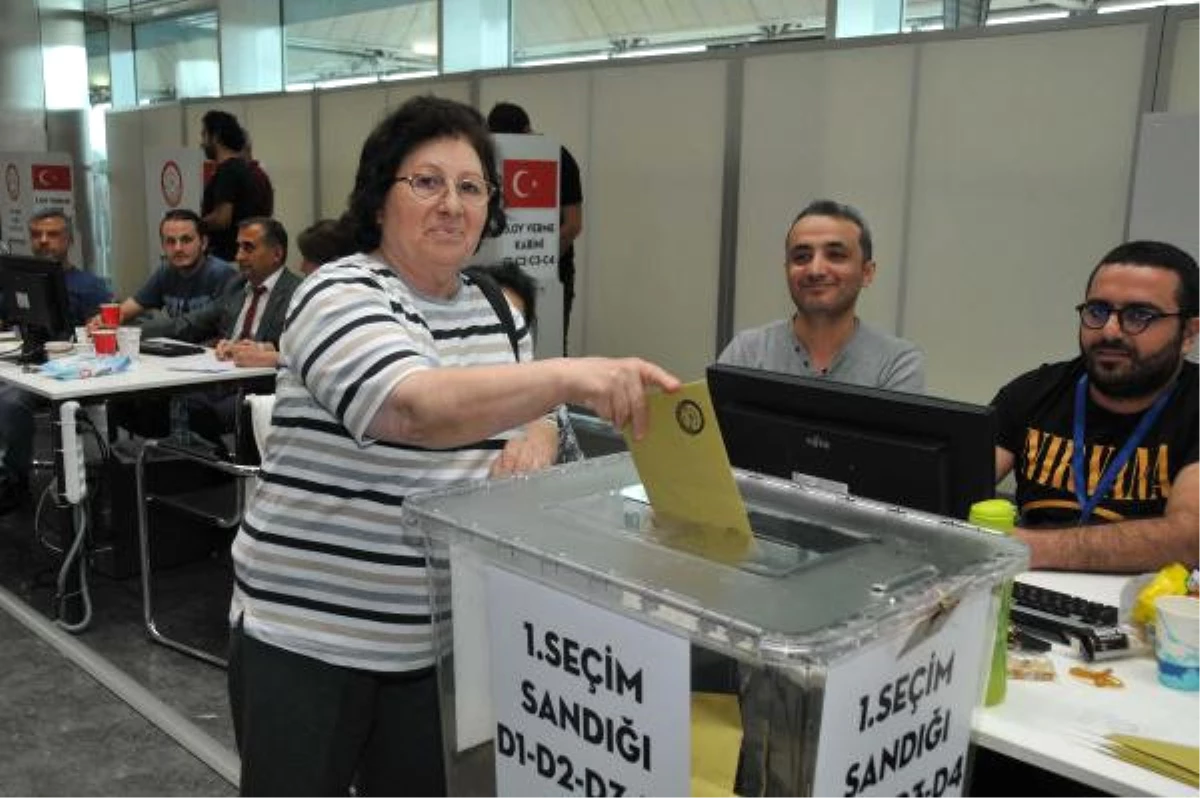 Atatürk Havalimanı\'nda Oy Kullanma İşlemi Sona Erdi