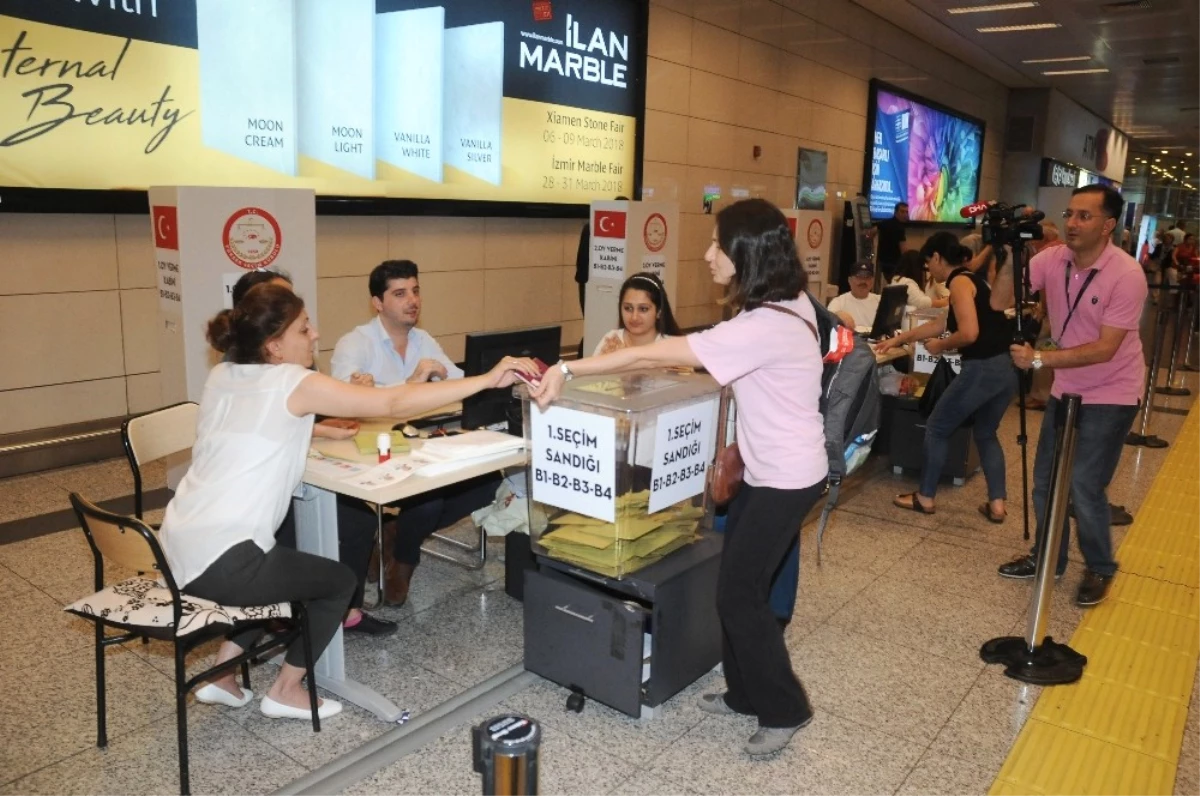 Atatürk Havalimanı\'nda Oy Kullanma Yarışı