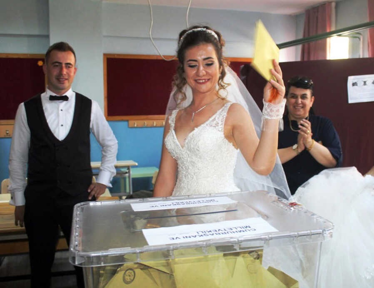 Ayvalık\'ta Gelin ve Damat Düğünden Önce Oy Kullandı