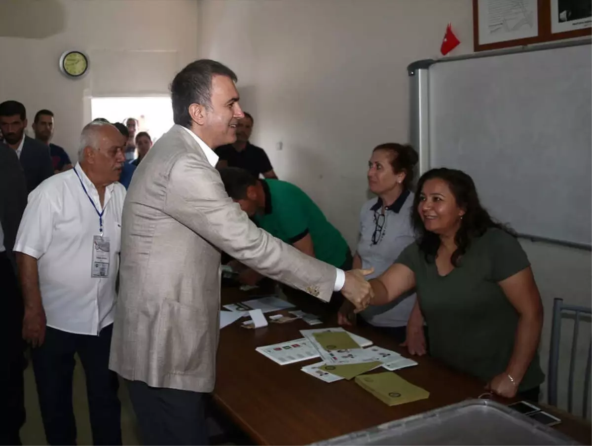 Bakan Çelik Oyunu Mezun Olduğu Okulda Kullandı