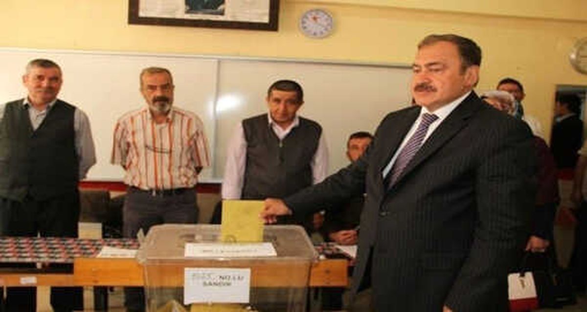 Bakan Eroğlu\'nun Sandığından AK Parti Birinci Çıktı